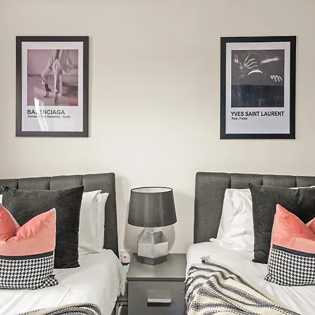 Beautiful Duplex With Private Rooftop - Sleeps 6 Apartment