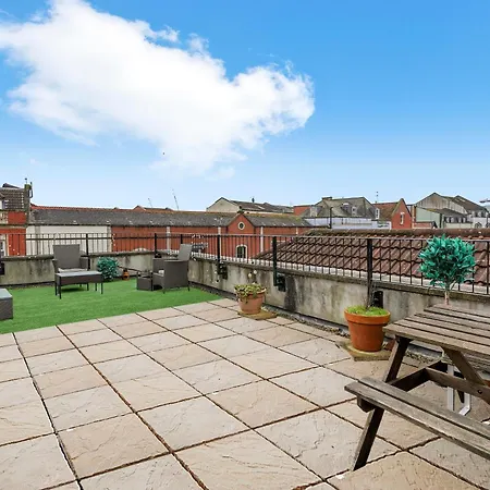 Stylish Penthouse - Private Rooftop Apartment *