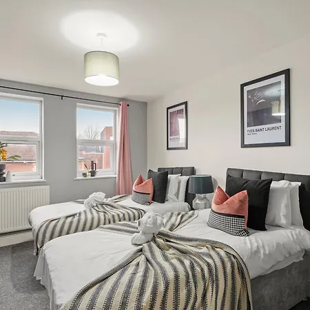 Beautiful Duplex With Private Rooftop - Sleeps 6 Apartment Bristol