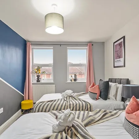 Beautiful Duplex With Private Rooftop - Sleeps 6 *