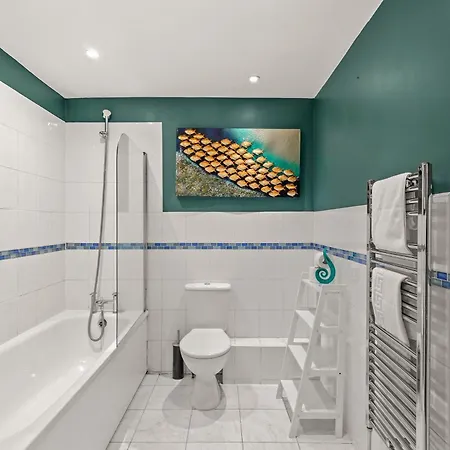 Beautiful Duplex With Private Rooftop - Sleeps 6 *